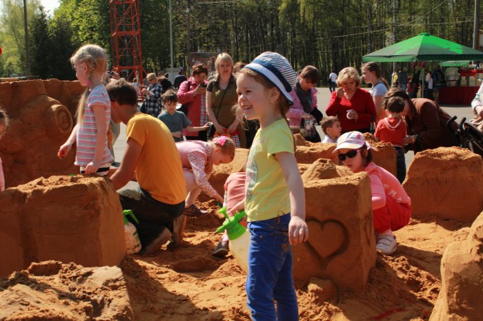 Творческая группа "Арт Блисс" провела Детский мастер-класс по скульптуре из песка в Измайлово 