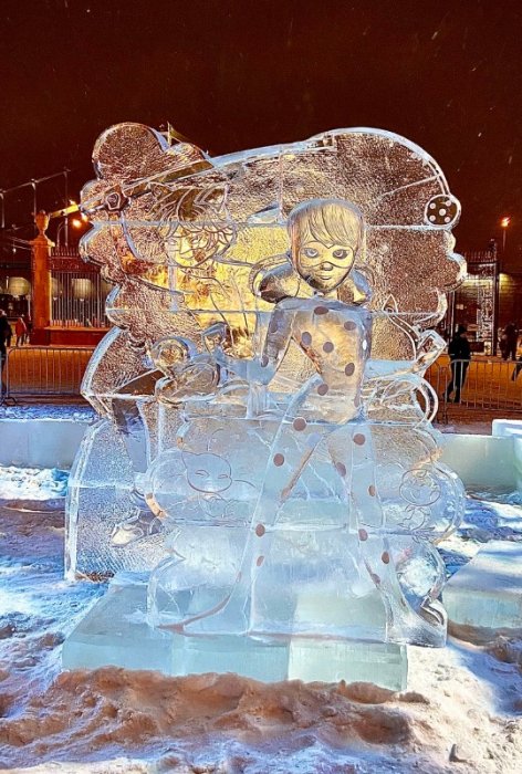 Творческая группа Арт Блисс создала для телеканала “Канал Disney” скульптурные композиции изо льда.