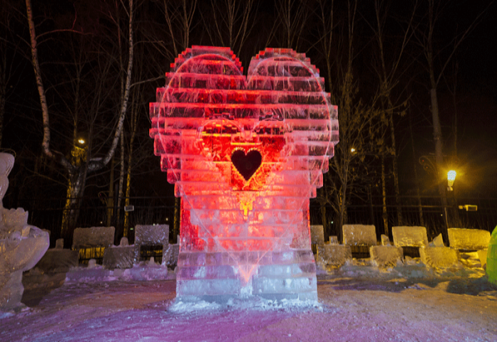 Творческой группой "Арт Блисс" создано Самое большое сердце изо льда в парке Сокольники на День влюбленных