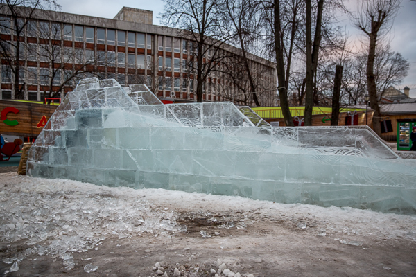 Творческой группой "Арт Блисс" создан Ледяной городок в парке культуры и отдыха  им. Баумана 
