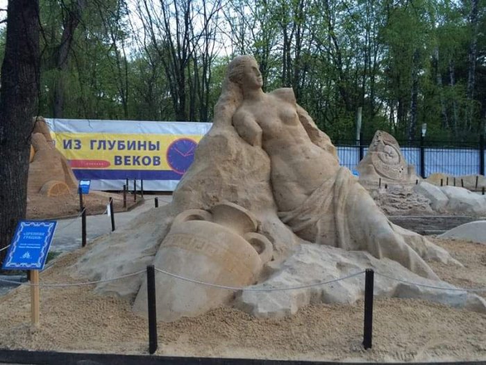 Творческая группа "Арт Блисс" организовала Всероссийскую выставку скульптур из песка в Парке Сокольники Из глубины веков  2015 г.