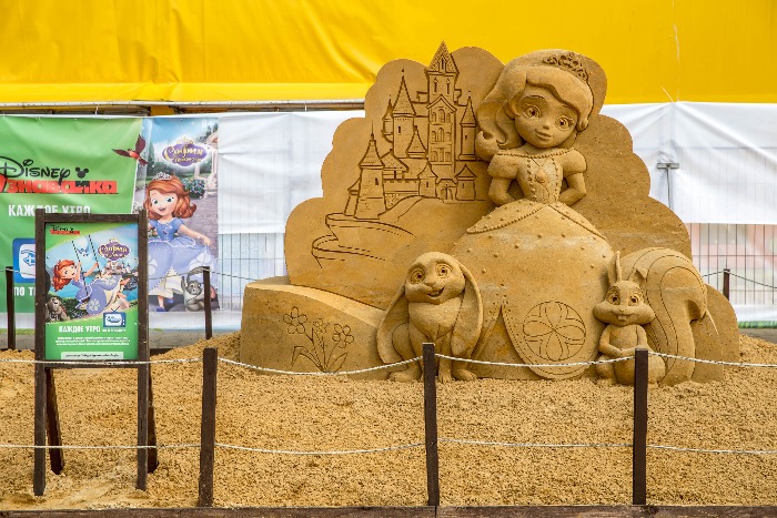 Творческая группа "Арт Блисс" провела для телеканала «Канал Disney” праздник на выставке «Волшебный мир песка».