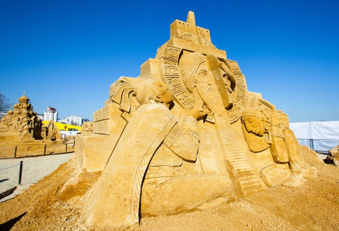 Творческая группа "Арт Блисс" организовала Чемпионат мира по скульптуре из песка в музее-заповеднике Коломенское "Тайны народов мира" 2013 г.