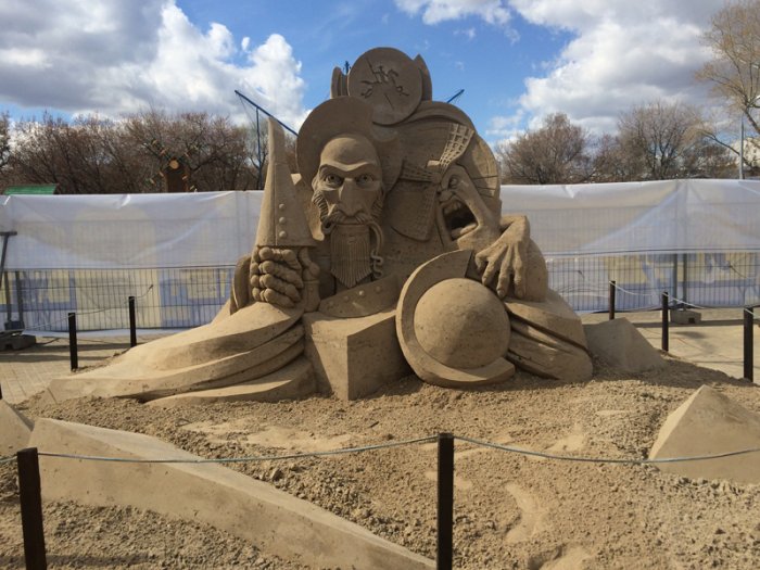 Творческая группа "Арт Блисс" организовала Чемпионат мира по скульптуре из песка "Шедевры мировой литературы" в музее-заповеднике "Коломенское" 2015 г. 