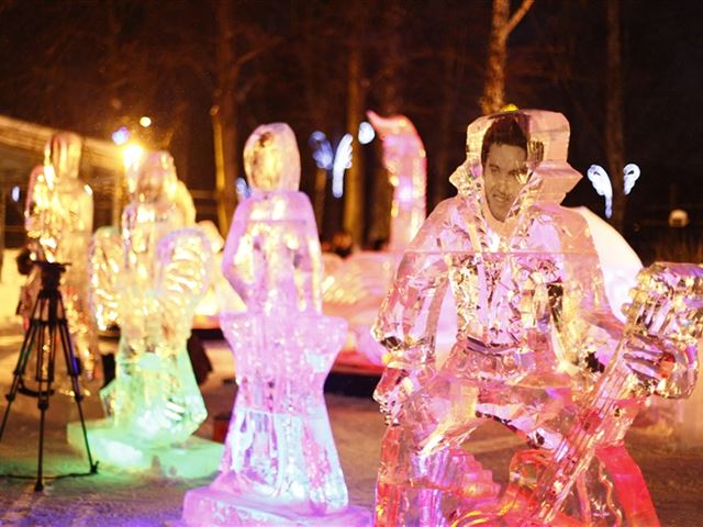Творческой группой "Арт Блисс" создана Аллея звезд изо льда на Проекте Планета лед в Парке Сокольники