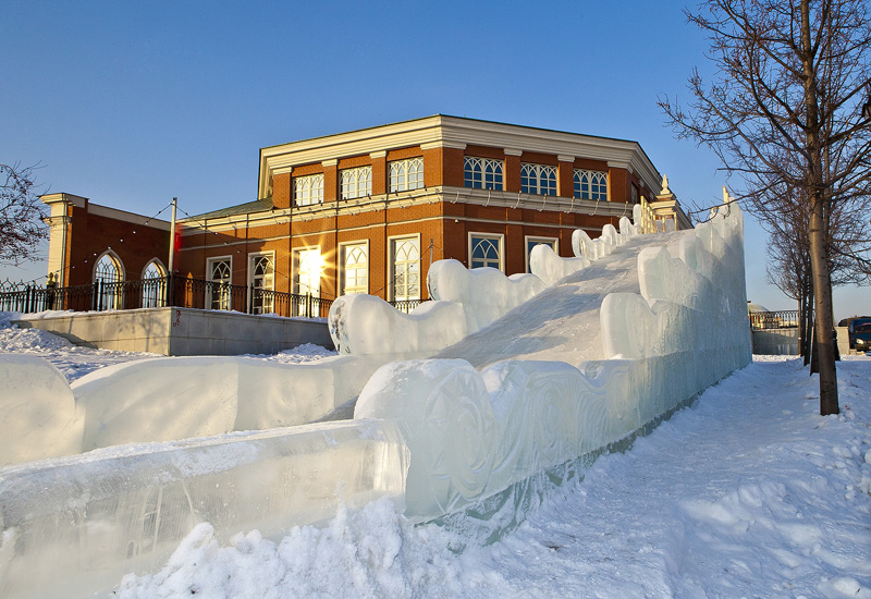 Творческой группой "Арт Блисс" создана большая ледяная горка в Царицыно