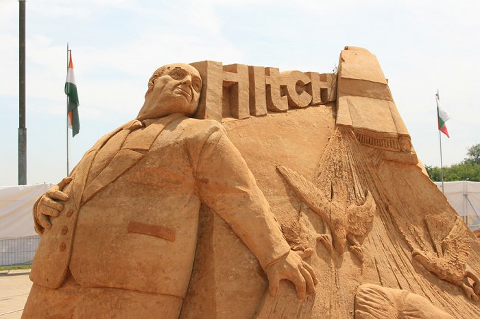Творческая группа "Арт Блисс" организовала Чемпионат мира по скульптуре из песка в музее-заповеднике "Коломенское" Мировое кино. 2010 г.