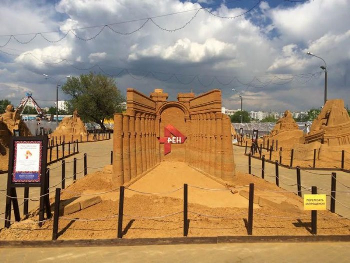 Творческой группой "Арт Блисс" создана скульптура из песка "Триумфальная арка Пальмиры" для Телеканала РЕН ТВ  