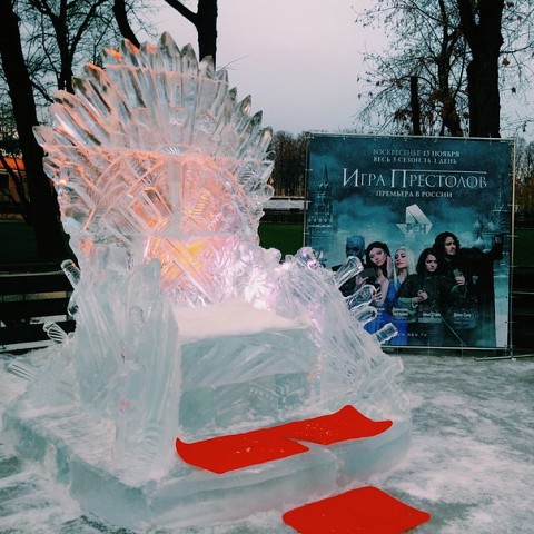 Творческая группа "Арт Блисс" установила ледяной трон из сериала "Игра престолов" в Парке Горького для телеканала РЕН ТВ.