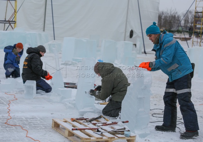 Творческая группа «Арт Блисс» провела мастер-класс по ледяной скульптуре на Новогоднем фестивале Ледовая Москва на Поклонной горе. 2016 г. 