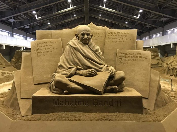 Скульптор Павел Мыльников в Японии создал пятиметровый монумент Махатма Ганди.