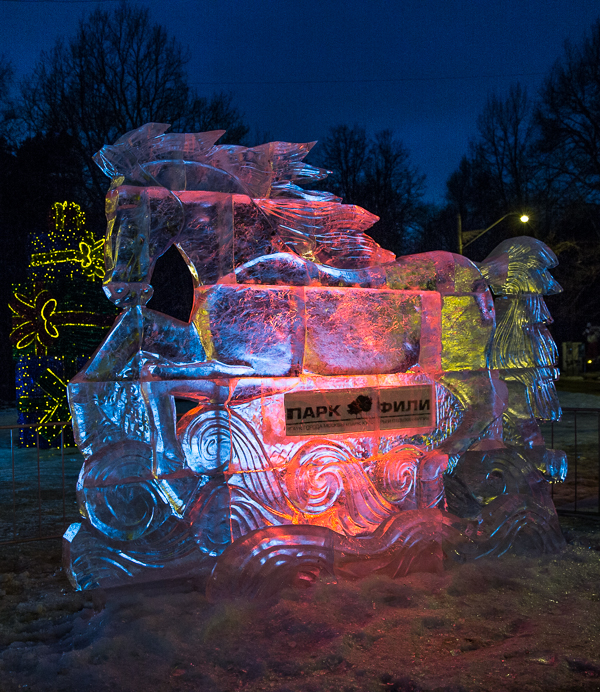 Творческой группой "Арт Блисс" создана скульптура изо льда на территории "Парк Культуры и Отдыха "Фили"