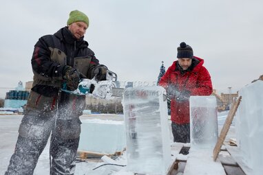 Скульпторы Творческой группы Арт Блисс провели Мастер-класс со звёздами по изготовлению ледовых скульптур в Парке Победы на Поклонной горе 2025