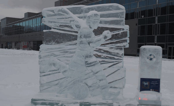 Творческой группой "Арт Блисс" созданы ледяные скульптуры «Рекорды спорта» на территории дворца «Парк легенд» 2016 г.