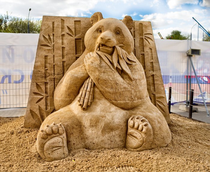 Творческой группой "Арт Блисс" созданы для WWF скульптуры "Большая панда и другие редкие звери из песка"