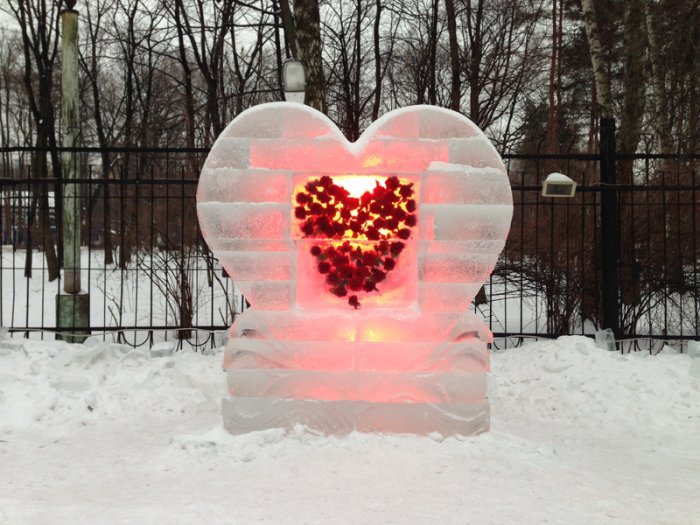 Творческой группой "Арт Блисс" создано Огромное ледяное сердце в парке "Сокольники"