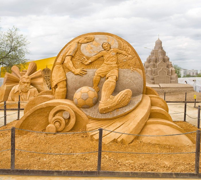 Творческой группой "Арт Блисс" создана скульптуру из песка, посвященная Кубку конфедераций 2017 и будущему Чемпионату мира по футболу 2018 в России