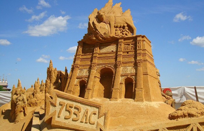 Творческая группа "Арт Блисс" организовала Международную демонстрационную выставку по скульптуре из песка в музее-заповеднике "Коломенское" Великая Римская империя 2011 г.