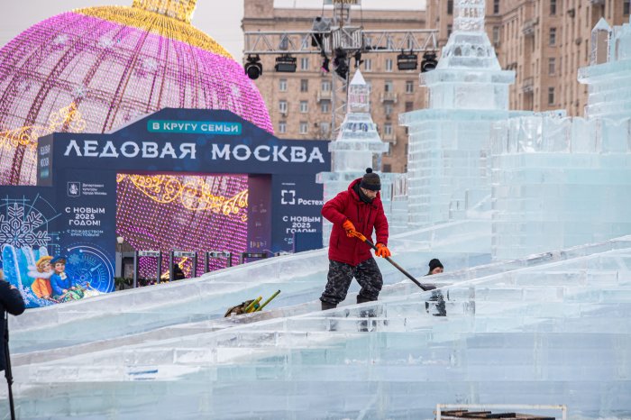 Скульпторы Творческой группы Арт Блисс создали ледяные скульптуры на десятом фестивале "Ледовая Москва. В кругу семьи" на Поклонной горе