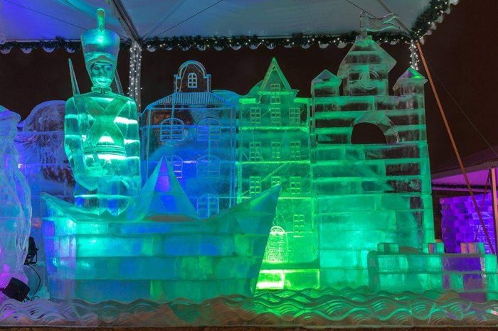 Творческой группой "Арт Блисс" созданы ледяные скульптуры для Новогоднего фестиваля «Ледовая Москва» на Поклонной горе. 2017. 