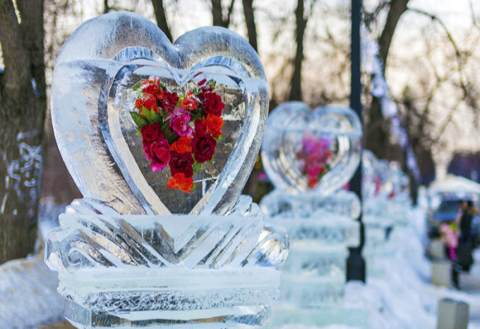 Творческой группой "Арт Блисс" созданы Ледяные сердца на Главной аллее Парка Сокольники 2013 г.