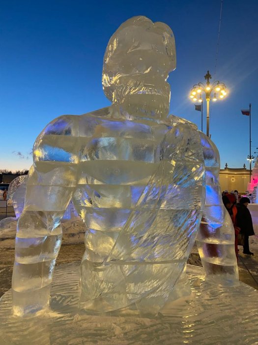 Скульпторы Творческой группы «Арт Блисс» создали ледяную скульптуру «Енисей» для международной выставки - форум Россия на ВДНХ.