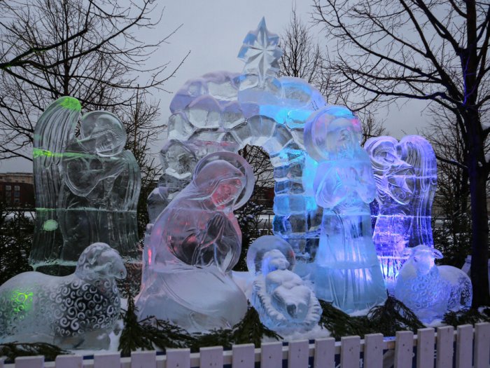 Скульпторы Творческой группы "Арт Блисс" провели мастер-классы по ледяной скульптуре со звездами на новогоднем фестивале "Ледовая Москва" на набережной "Музеона"